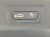 ●電動リアゲート:ワンタッチでリアゲートの開閉ができ、荷物などで両手が塞がっている状態でも簡単に開閉ができる便利機能です。