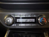 オートエアコン付きなので一度、気温を設定すれば自動的に過ごし易い温度に調整してくれますよ。 車内をいつでも快適空間にしてくれます。