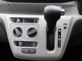 シフトとエアコンです。ダイヤル式のマニュアルエアコンになります。シンプルで使いやすい!