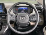 インテリアに合わせたデザインのステアリングは、運転される方のことも考え、運転しやすい形状、大きさです。是非一度、実際に触ってお確かめください。