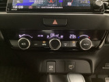 オートエアコンがついてますので、お好みの温度をセットするだけで風の強さや風量を自動で調整します。スイッチやダイヤル類も簡単操作で快適に過ごせます。