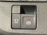 指先だけで簡単に操作が可能な電動パーキングブレーキを採用。「HOLD」スイッチを押すと、渋滞や信号待ちなどでブレーキペダルから足を離しても、ブレーキを保持するので安心です
