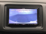 ギヤをR(バック)に入れるとナビの画面に後ろの映像が映るリアカメラ付です。後退時、コンディションが悪い視界でもカラーバックモニターがドライバーをサポートします。