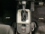 CVT車のセレクトレバーです。低速から高速まで、変速ショックのないスムーズな走りと、エンジン効率のよい領域を維持して燃費にも貢献します。サイドブレーキはスイッチ操作の電子制御パーキングブレーキです。