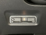 ハンドルの左下にETCがついています。高速道路の料金所の通過も楽々です。 カードの取り出しもしやすい場所についています。