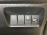 ハンドルの右側にはヘッドライトレベライザーとVSA(ABS+TCS+横滑り抑制)の解除スイッチがついています。ヘッドライトレベライザーは道路状況や積荷の加重に応じてライトの高さを調節できます。