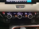 オートエアコンがついてますので簡単操作で快適に過ごせます。シートヒータースイッチ内蔵で前席の左右別々に3段階で温度設定ができます。