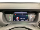 デジタル表示のスピードメーターとタコメーター、燃費やオドメーターなどの表示の他に、ホンダセンシング機能などの表示もできる多機能なマルチインフォメーション・ディスプレイです。