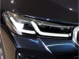 【LEDヘッドライト】先進のLEDテクノロジーを採用。放射される白色光の周波特性は太陽光に近く、バイキセノン・ヘッドライトを上回るコントラストで更に明るく輝きます!