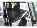 運転席・助手席はベンチシートになっております!運転席と助手席の間をスムーズに移動できます♪