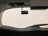後方にもドライブレコーダーのカメラが付いています。前後両方でお車の周りを監視・記録いたします。