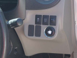 オプションのイモビスマートキー付きでエンジン始動プッシュスタート標準車です。後日プッシュスタートボタン表面が傷んでいるので、上に化粧カバーを貼り付けます。TRC OFFとアイドリングストップOFFが付いています