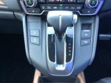 運転席周辺のスマートなレイアウトが、操作のしやすさを実現。快適なドライブをサポートします。手元で操作ができる、電子制御パーキングブレーキ。