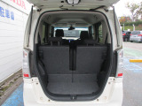 リヤシートもスペース確保されており快適空間☆