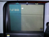 後席の格納式リヤドアサンシェードです。