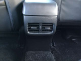 後部座席にもエアコン吹き出し口がしっかり装備されています。