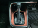 CVT車のセレクトレバーです。低速から高速まで、変速ショックのないスムーズな走りと、エンジン効率のよい領域を維持して燃費にも貢献します。サイドブレーキはスイッチ操作の電子制御パーキングブレーキです。