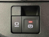 【電動パーキングブレーキ+オートブレーキホールド機能】 指先だけで簡単に操作が可能なパーキングブレーキ、スイッチを押すとブレーキペダルから足を離してもブレーキを保持できるオートブレーキホールド搭載