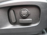 電動パワーシートですので運転中のシート調節も安全に行えます。微調整も可能ですのであなただけのドライビングポジションを実現します。