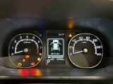 様々な車両情報を表示できるTFTマルチインフォメーションディスプレイを中央に配した視認性の高い大型2眼メーターです