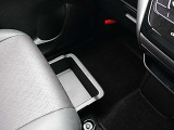 助手席の下にも御覧のように収納が有ります。