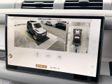 【3Dサラウンドカメラ】周囲の安全確認をアシストする機能です。3D車外ビュー、360&deg;オーバーヘッドビューを 利用して、狭いスペースでも安心、スムーズに運転操作ができます。
