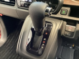 CVT車のセレクトレバーです。低速から高速まで、変速ショックのないスムーズな走りを実現するとともに、エンジン効率のよい領域を維持することで燃費にも貢献します。
