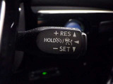 クルーズコントロール機能が付いています。 速度を設定するとアクセルを踏まなくても一定の速度で走ることができます。  高速道路ではとても便利な装置なんです。