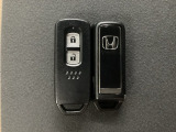 スマートキーを装備しています。鍵を差し込むことなくドアロックの開け閉めと、スタートボタン操作でのエンジンスタートができます。スペアキーも同じものを用意しております。