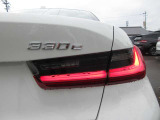 L字型の特徴的なテールランプが、後方のドライバーへBMWを印象付けます。