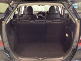 ラゲッジも広く使いやすいトランクは、開口部も広く荷物の積み下ろしもしやすいお車となっております。リアシートの背もたれは6:4の割合で分割して可倒できるので、長いお荷物などを載せることもできます。