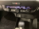 オートエアコンがついてますので、簡単操作で快適に過ごせます。リア熱線のスイッチの中に、雪道に対応したサイドミラーヒーターも入っています。