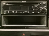 純正CDチューナーにはAUX入力端子がついてますので外部入力から音楽などを楽しめます。その下には1DIN分の小物入れがついています。CDケースなどを入れるのに便利です。