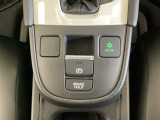 セレクトレバーの下に電子制御パーキングブレーキがあります。スイッチひとつで、停車した地点の傾斜などをシステムが検知・判断してブレーキ力を自動的に最適制御し、しっかり停車できるパーキングシステムです。