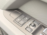 【メモリー機能付フルパワーシート】ドライバー三名までのシートポジションを記憶するメモリー機能付きのフルパワーシートを装備します。ご家族でのご使用をお考えの方にもぜひおすすめさせていただきます。
