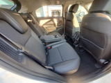 後部座席のお写真です。後席の方もゆったりおくつろぎいただけます♪
