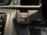 セレクトレバーの右に電子制御パーキングブレーキがあります。スイッチひとつで、停車した地点の傾斜などをシステムが検知・判断してブレーキ力を自動的に最適制御し、しっかり停車できるパーキングシステムです。