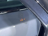 ◆ブラインドスポットモニター『左右斜め後ろを平行して走る車を認識し、車線変更の際に危険を察知するとドライバーへ警告を促します。夜・雨・トンネル内など走行時の環境が悪い時ほど便りになる安全装置です。』