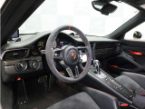 ■GT3 RSスポーツステアリングホイール ■カーボン製トリム ■GT3 RSカーボン製スカッフプレート ■アルカンターラ内装 ■各部レッドステッチ ■キーレスエントリー