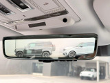 【クリアサイトインテリアリアビューミラー】は車体に装備したカメラによって、後方の映像がミラーに映し出されます。ミラーユニット下部のスイッチで簡単にモード切替も可能です。
