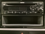 純正CDチューナーにはAUX入力端子がついてますので外部入力から音楽などを楽しめます。その下には1DIN分の小物入れがついています。CDケースなどを入れるのに便利です。