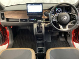 車内は光触媒抗菌消臭施工済です。インパネ周りはスタイリッシュなデザインで機能や装備も充実しています。グローブボックスやカップホルダーのほかにトレーなどたくさんの収納スペースが付いています。