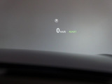 ヘッドアップディスプレイは運転中に役立つ情報をフロントガラスに映し出します。独自のレーザー技術により、直射日光が当たるような状況にも対応。走行速度、ナビゲーションなどの情報を、クリアに表示します。