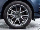 21インチアルミホイール装備!力強さと重厚感を感じさせる立体感のあるスポーク、車体全体のバランスを考慮した洗練されたデザイン性でレンジローバーヴェラールの魅力を際立たせます!