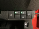 ハンドルの右側にはヘットライトリベライザーとHondaセンシング用のメインスイッチがついています。ヘッドライトリベライザーは道路状況や積荷の加重に応じてライトの高さを調節できます。