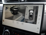 【3Dサラウンドカメラ】周囲の安全確認をアシストする機能です。3D車外ビュー、360&deg;オーバーヘッドビューを 利用して、狭いスペースでも安心、スムーズに運転操作ができます。