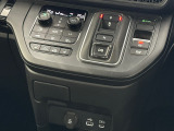 指先のわずかな動きで直感的なシフト操作が可能。エレクトリックギアセレクター。一年じゅう快適なドライブをお楽しみいただけるオートエアコンを装備。