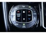 DUALスイッチを押すと運転席側と助手席側で別々に温度調節ができるエアコンです。自動で風量を調整してくれ車内を快適に保ってくれます。