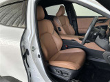 運転席/助手席です。姿勢が崩れず正確なステアリング操作で安心です。