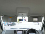 運転席にサンバイザー裏にはバニティミラーが備わっていますので、車の外に出る前にパパッと身だしなみをチェックすることができて便利ですよ♪